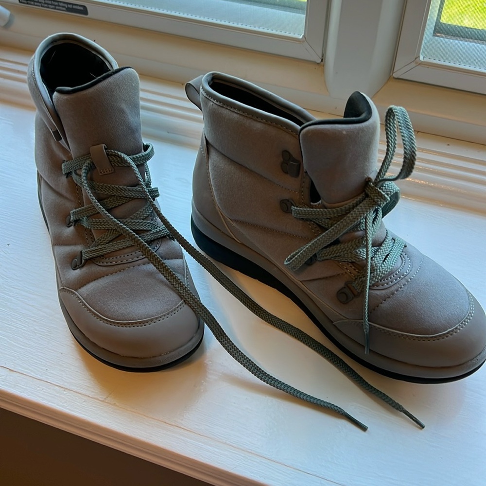 Clarks Cloudstepper boots, size 7